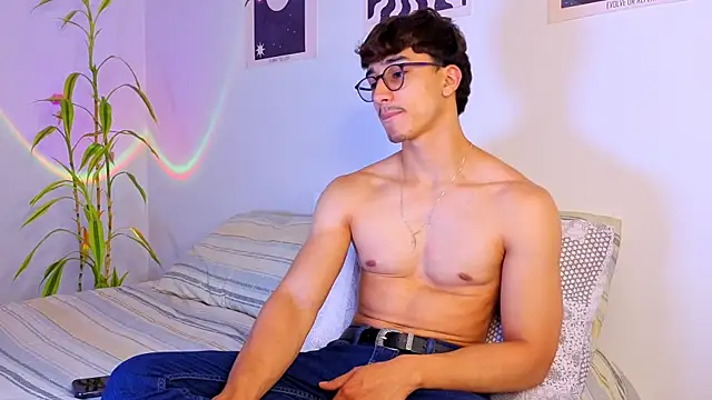 Snapshot of LatinReall chatting on September 24, 2025, 3:57 am LatinReall online show from September 24, 2025, 3:57 am