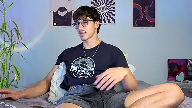 Snapshot of LatinReall chatting on October 23, 2025, 9:24 pm LatinReall online show from October 23, 2025, 9:24 pm