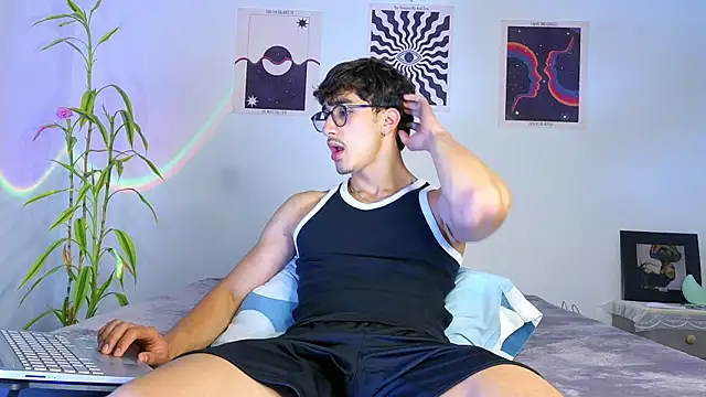 Snapshot of LatinReall chatting on October 16, 2025, 12:30 am LatinReall online show from October 16, 2025, 12:30 am