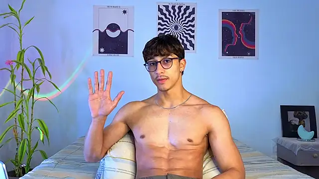 Snapshot of LatinReall chatting on October 8, 2025, 9:37 pm LatinReall online show from October 8, 2025, 9:37 pm