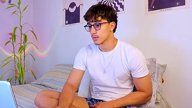 Snapshot of LatinReall chatting on September 24, 2025, 8:15 pm LatinReall online show from September 24, 2025, 8:15 pm