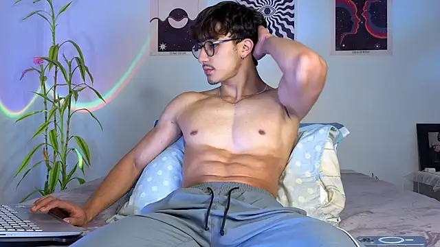 Snapshot of LatinReall chatting on October 19, 2025, 12:13 am LatinReall online show from October 19, 2025, 12:13 am