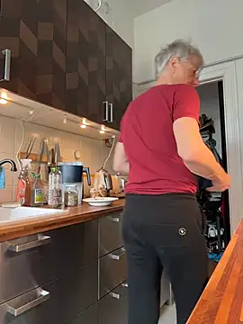 SexyLeon8 online show from April 7, 2026, 7:32 am