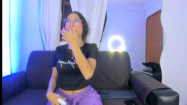 Snapshot of Akira_Hime chatting on October 19, 2025, 2:47 am Akira Hime online show from October 19, 2025, 2:47 am