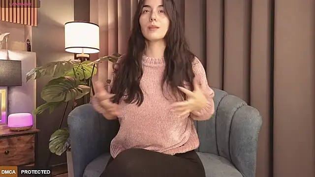 Angelina Dior online show from November 29, 2025, 6:41 pm