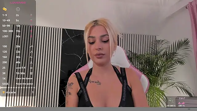 Snapshot of daisyblushh chatting on October 28, 2025, 7:35 pm daisyblushh online show from October 28, 2025, 7:35 pm