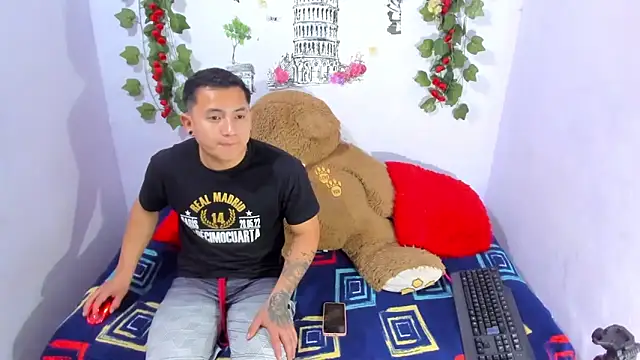 NataliaAndJulliam online show from December 2, 2025, 3:41 am