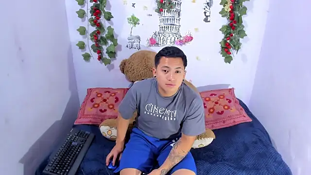 Snapshot of NataliaAndJulliam chatting on October 22, 2025, 4:34 am NataliaAndJulliam online show from October 22, 2025, 4:34 am