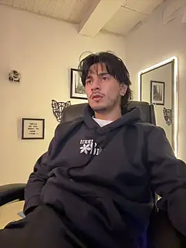 Snapshot of Elian_savoy chatting on October 22, 2025, 11:47 pm Elian savoy online show from October 22, 2025, 11:47 pm