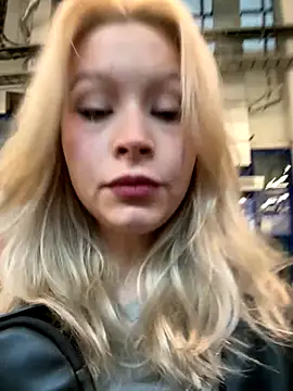 Snapshot of Cum_girlss chatting on October 17, 2025, 5:00 am Cum girlss online show from October 17, 2025, 5:00 am