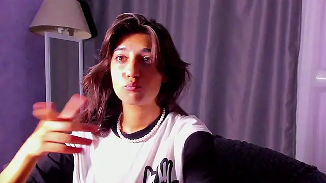 Elfy Rare  online show from September 21, 2025, 8:25 pm