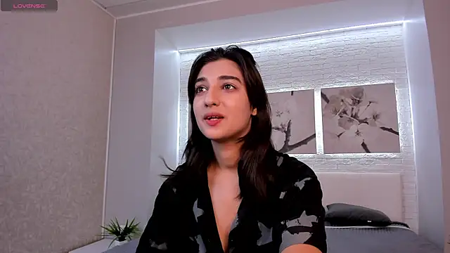 Elfy Rare  online show from October 4, 2025, 2:51 pm