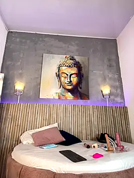 Saracooper   online show from October 19, 2025, 3:20 am