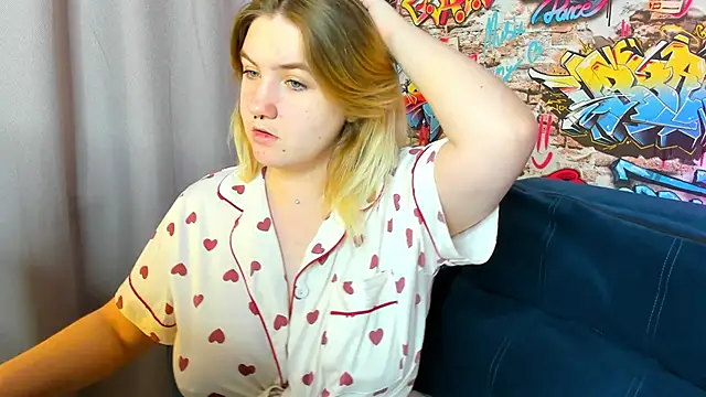 Julia Jips online show from October 15, 2025, 1:04 am