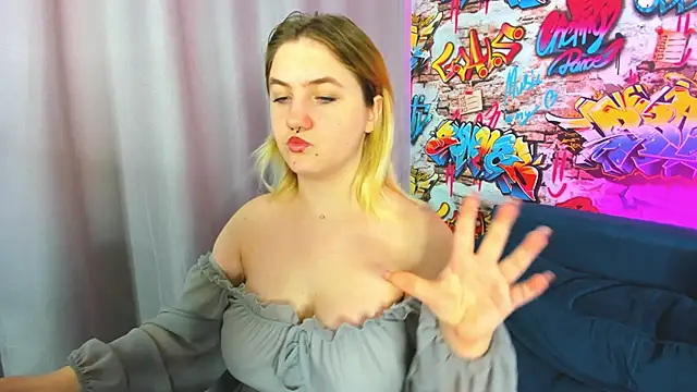 Julia Jips online show from September 15, 2025, 8:04 am