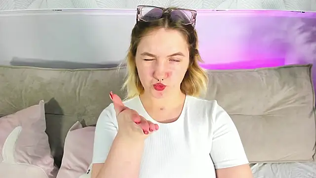 Julia Jips online show from September 18, 2025, 8:06 am