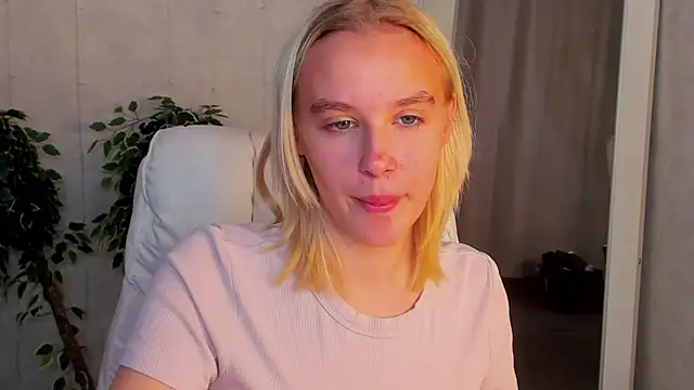 Snapshot of Carolin_Miller chatting on September 29, 2025, 8:43 am Carolin Miller online show from September 29, 2025, 8:43 am