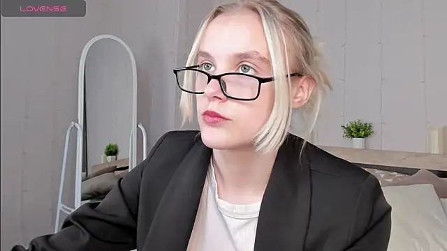 Snapshot of Carolin_Miller chatting on September 23, 2025, 6:20 am Carolin Miller online show from September 23, 2025, 6:20 am