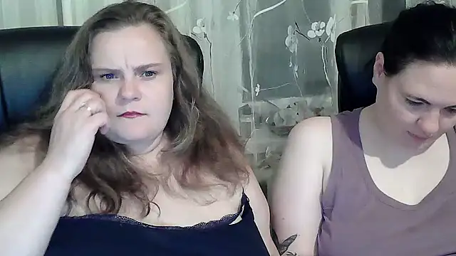 HollyXEva online show from September 9, 2025, 8:29 pm