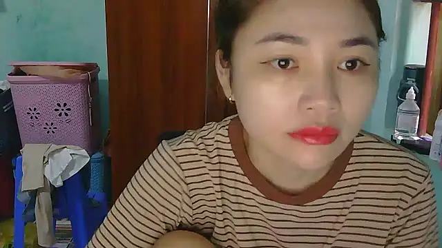 Snapshot of Uhem112 chatting on October 14, 2025, 12:22 am Uhem112 online show from October 14, 2025, 12:22 am