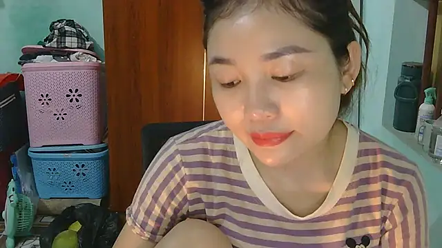 Snapshot of Uhem112 chatting on October 2, 2025, 12:47 am Uhem112 online show from October 2, 2025, 12:47 am