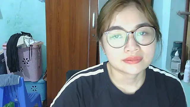 Snapshot of Uhem112 chatting on October 17, 2025, 12:51 pm Uhem112 online show from October 17, 2025, 12:51 pm