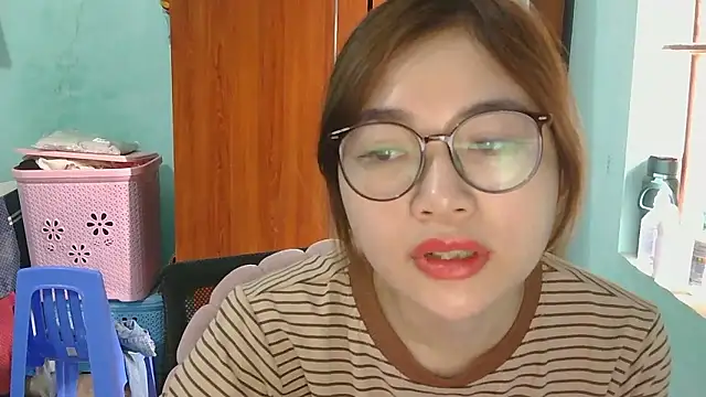 Snapshot of Uhem112 chatting on October 10, 2025, 1:28 am Uhem112 online show from October 10, 2025, 1:28 am