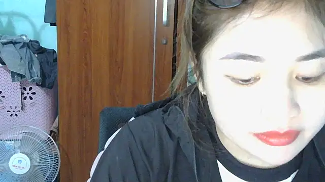 Snapshot of Uhem112 chatting on October 23, 2025, 3:49 am Uhem112 online show from October 23, 2025, 3:49 am