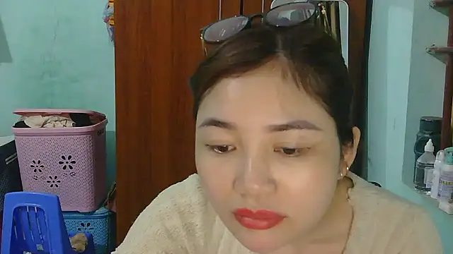 Snapshot of Uhem112 chatting on October 8, 2025, 3:52 am Uhem112 online show from October 8, 2025, 3:52 am