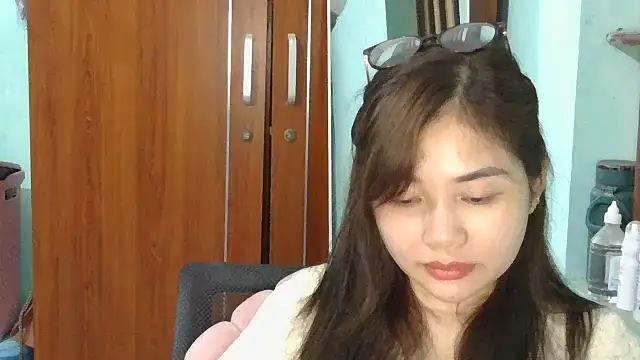 Snapshot of Uhem112 chatting on October 7, 2025, 1:01 pm Uhem112 online show from October 7, 2025, 1:01 pm