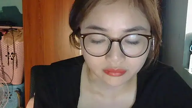 Snapshot of Uhem112 chatting on October 27, 2025, 2:23 am Uhem112 online show from October 27, 2025, 2:23 am