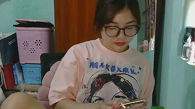 Snapshot of Uhem112 chatting on October 6, 2025, 12:45 am Uhem112 online show from October 6, 2025, 12:45 am