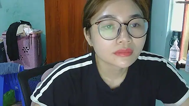 Snapshot of Uhem112 chatting on October 18, 2025, 2:02 am Uhem112 online show from October 18, 2025, 2:02 am