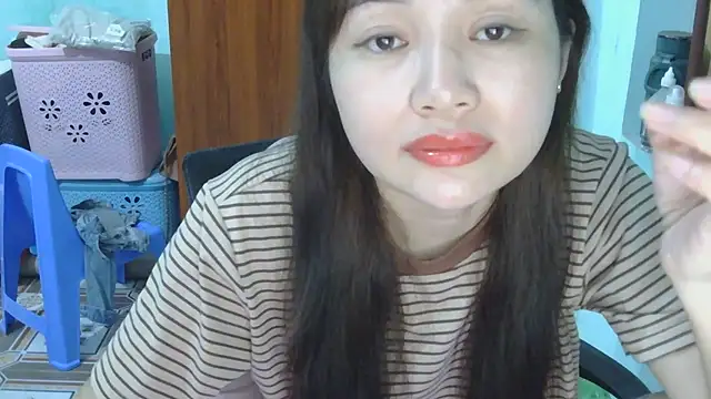 Snapshot of Uhem112 chatting on October 9, 2025, 1:22 pm Uhem112 online show from October 9, 2025, 1:22 pm