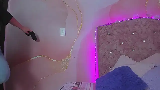 Snapshot of violet_taylor_ chatting on October 19, 2025, 2:03 am violet taylor  online show from October 19, 2025, 2:03 am