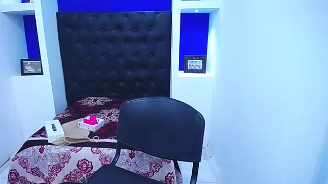 Snapshot of LauraMossart chatting on November 10, 2025, 10:59 pm LauraMossart online show from November 10, 2025, 10:59 pm