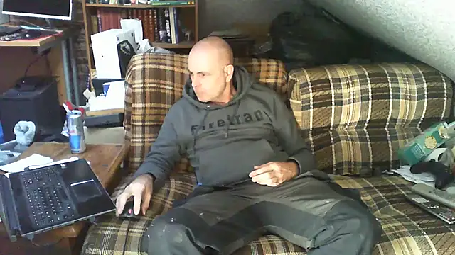 Snapshot of Daz_next_Door chatting on November 2, 2025, 4:01 pm Daz next Door online show from November 2, 2025, 4:01 pm