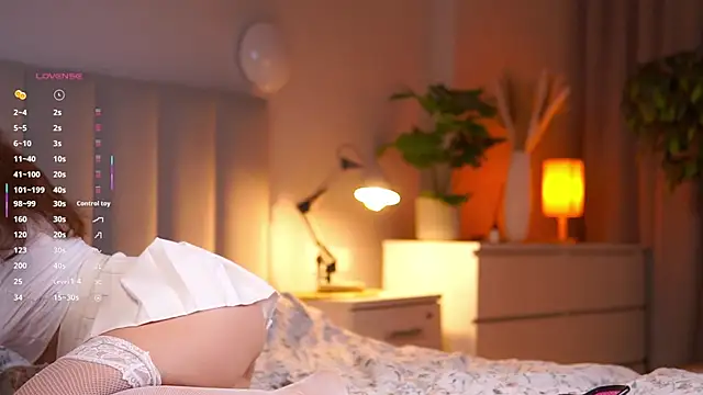 Julia PR0 online show from December 4, 2025, 5:06 am