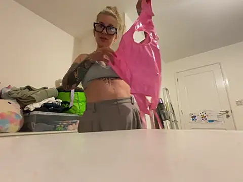 Snapshot of Molly_slayy chatting on October 3, 2025, 6:53 pm Molly slayy online show from October 3, 2025, 6:53 pm