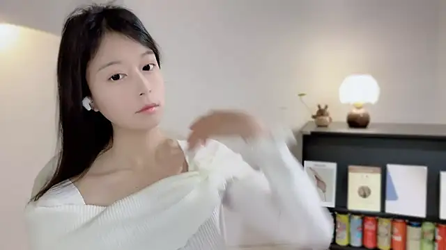 Onechestnut online show from April 4, 2026, 4:41 am