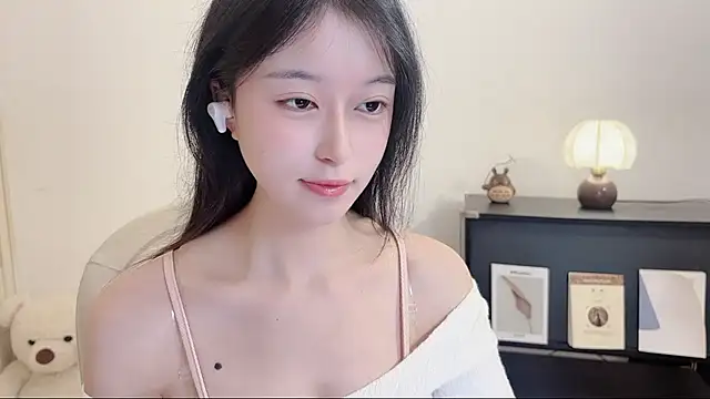 Snapshot of Onechestnut chatting on October 11, 2025, 11:17 pm Onechestnut online show from October 11, 2025, 11:17 pm