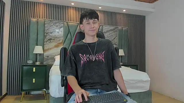 Snapshot of Michael_blue chatting on October 9, 2025, 8:20 pm Michael blue online show from October 9, 2025, 8:20 pm