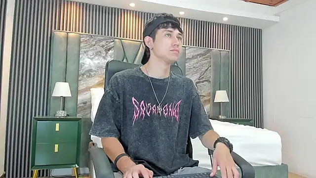 Snapshot of Michael_blue chatting on September 28, 2025, 1:18 pm Michael blue online show from September 28, 2025, 1:18 pm