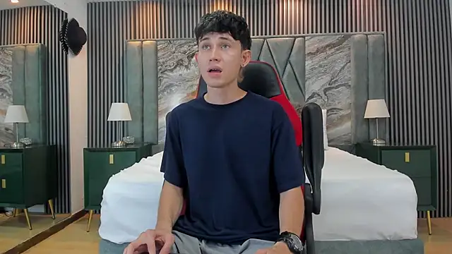 Snapshot of Michael_blue chatting on October 15, 2025, 8:06 pm Michael blue online show from October 15, 2025, 8:06 pm