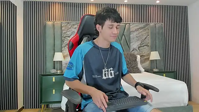 Snapshot of Michael_blue chatting on October 3, 2025, 7:48 pm Michael blue online show from October 3, 2025, 7:48 pm