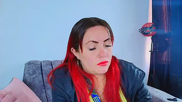 Snapshot of carolinhe_ chatting on October 8, 2025, 7:25 pm carolinhe online show from October 8, 2025, 7:25 pm