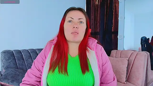 Snapshot of carolinhe_ chatting on October 3, 2025, 8:10 pm carolinhe online show from October 3, 2025, 8:10 pm