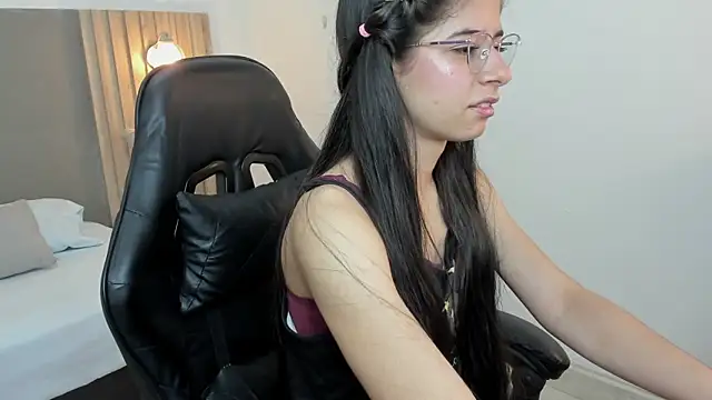 Snapshot of carlina_15 chatting on October 25, 2025, 12:17 pm carlina 15 online show from October 25, 2025, 12:17 pm