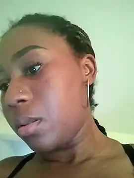 Snapshot of MONIQUE-LAMOUR chatting on May 27, 2026, 1:29 pm MONIQUE-LAMOUR online show from May 27, 2026, 1:29 pm