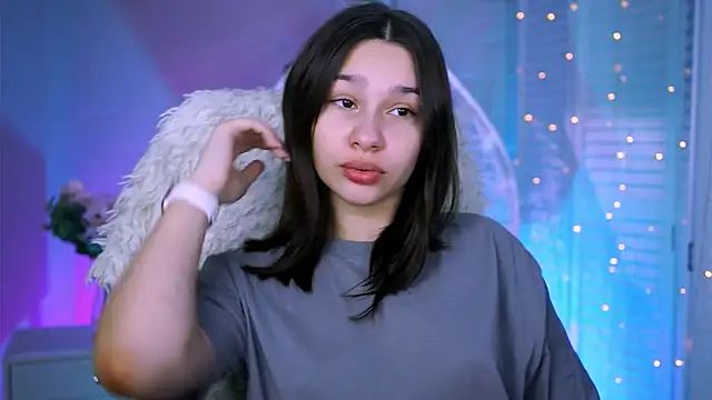 KimClarks  online show from November 19, 2025, 12:27 pm